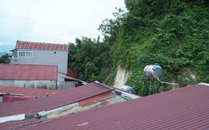 Xuất hiện vết nứt nguy hiểm trên đồi ở Thanh Hóa