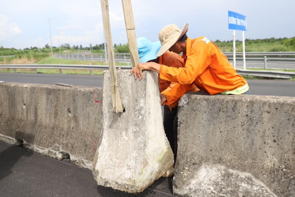 Tren cong truong, khong khi thi cong van khan truong voi 22 mui thi cong dong loat. Anh: Ta Quang