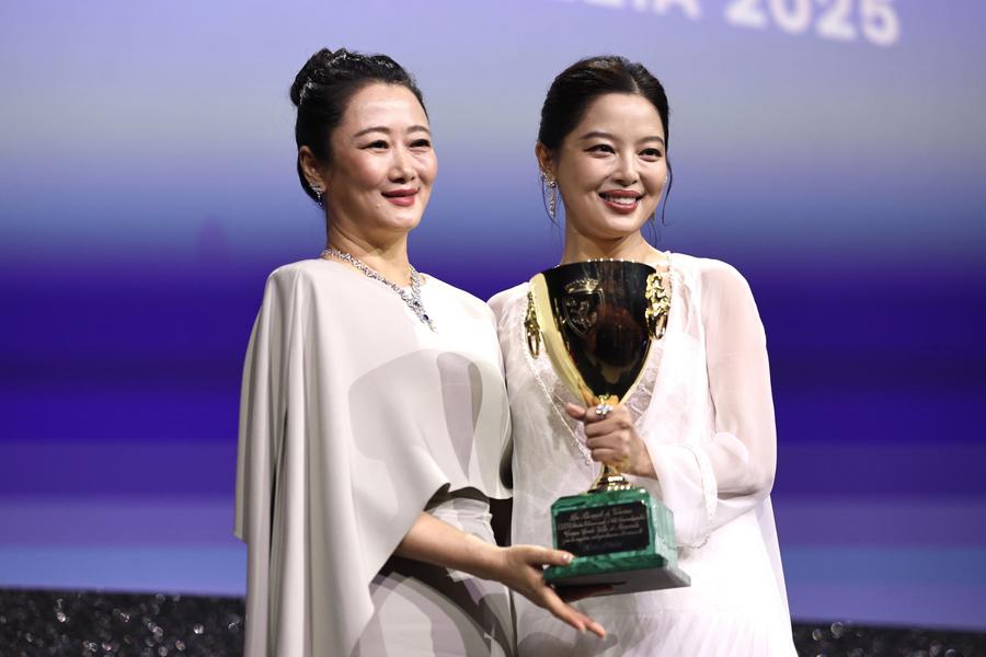 Zhao Tao presented the Best Actress award of the Venice Film Festival to Tan Chi Loi. Photo: Xinhua