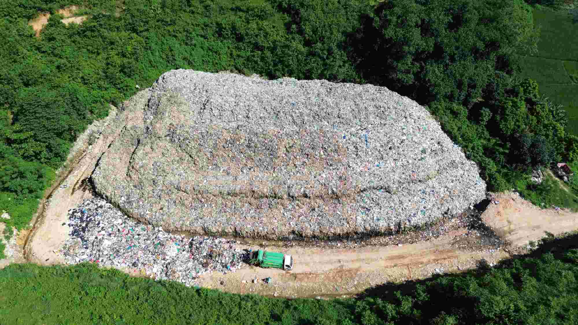 The waste is stagnant, piled up like a mountain at Cam Co landfill, in Cam Co hamlet, Muong Dong commune, Phu Tho province. Photo: Dang Tinh