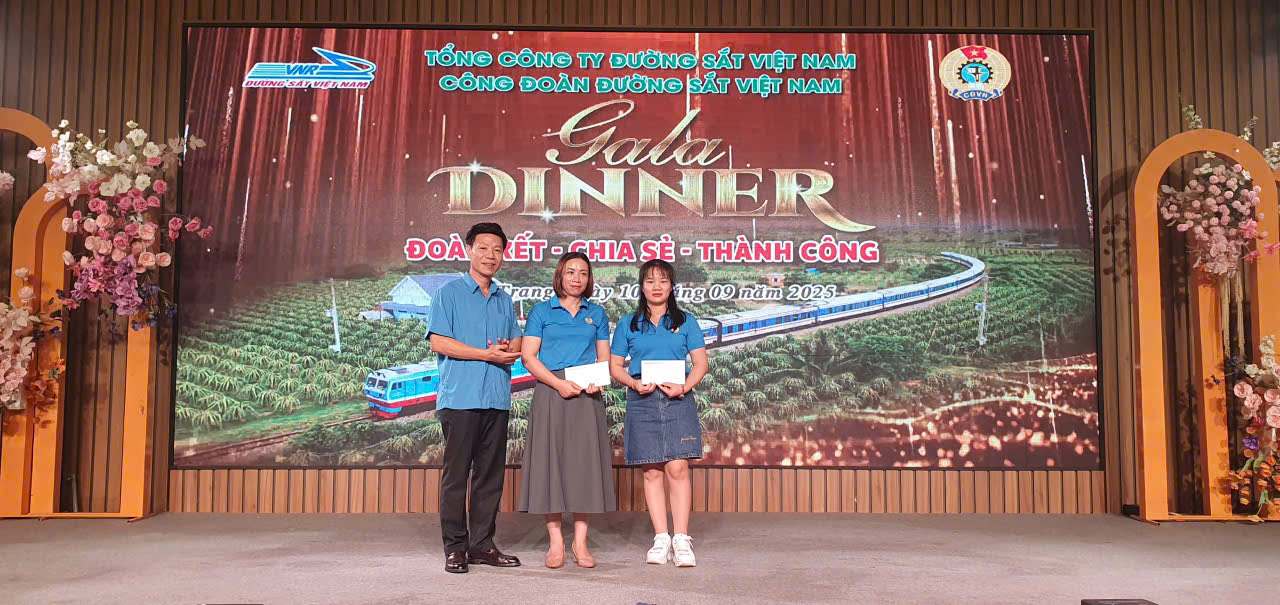 Tong Cong ty Duong sat Viet Nam tang qua cho 14 doan vien, nguoi lao dong co hoan canh kho khan, bi tai nan lao dong, Anh: Phuong Linh