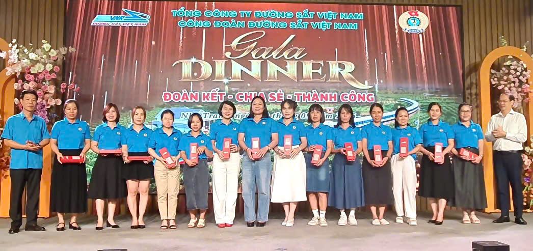 베트남 철도 공사 및 베트남 철도 노조 지도부가 여성 노동자에게 감사 선물을 증정하고 있습니다. 사진: 프엉 린