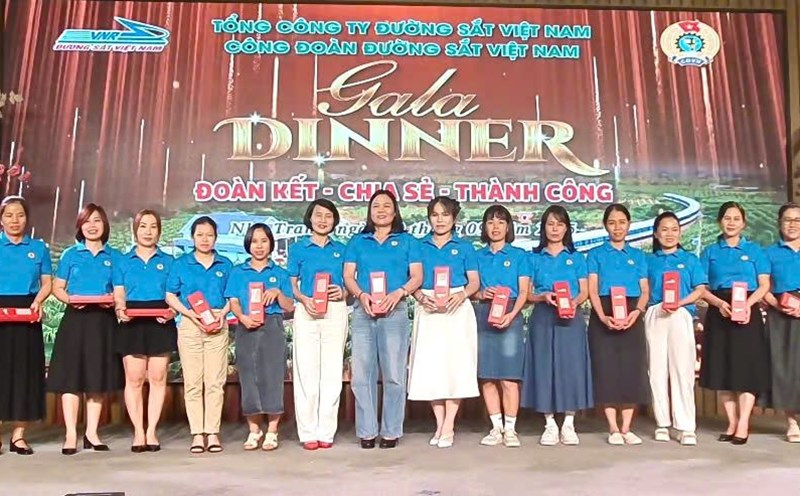 Leaders of Vietnam Railway Corporation and Vietnam Railway Trade Union presented gifts of gratitude to female workers. Photo: Phuong Linh