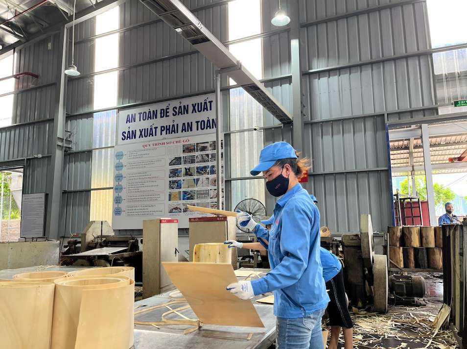  Khong chi dung lai o giai phap ky thuat, doanh nghiep con chu trong den xay dung van hoa tiet kiem nang luong doi voi tap the cong nhan vien. Anh:  Khong chi dung lai o giai phap ky thuat, chung toi con chu trong den xay dung van hoa tiet kiem nang luong trong toan bo doi ngu cong nhan. Anh: Tuyet Lan 