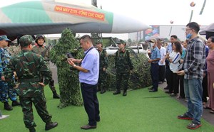 Xếp hàng chờ ngồi tàu hỏa 5 sao, xem bộ đội ngụy trang tại triển lãm A80