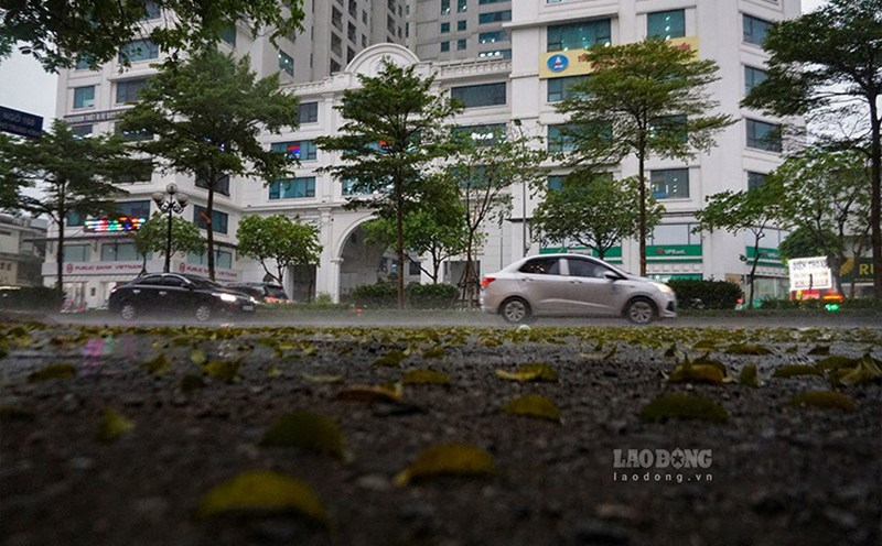 Hanoi weather forecast: Scattered showers, hot weather. Photo: Tung Giang