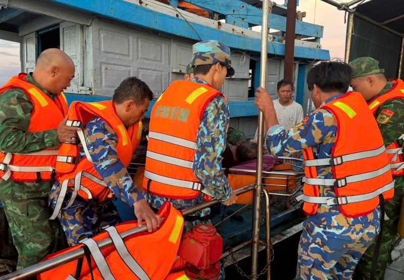 Les gardes-frontieres de Son Tra et de Da Nang cooperent avec le Centre 115 pour ramener les pecheurs en detresse a terre en toute securite. Photo : Hong Anh