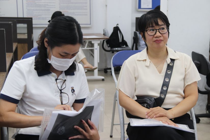 Muchos trabajadores buscan trabajo en el Centro de Servicios de Empleo de Hanoi. Foto: Nguyen Linh