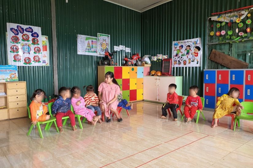 Nhiều giáo viên vẫn miệt mài cắm bản dù điều kiện khó khăn, thiếu thốn trăm bề. Ảnh: Hùng Dân