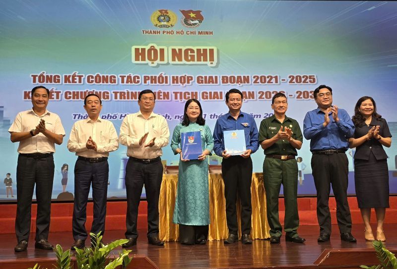 Đại diện LĐLĐ và Thành Đoàn TPHCM ký chương trình phối hợp giữa hai tổ chức giai đoạn 2026 -2030, trong đó tăng cường các hoạt động chăm lo đời sống vật chất và tinh thần cho thanh niên công nhân. Ảnh: Nam Dương