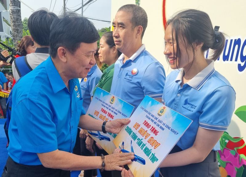 To chuc cong doan TPHCM trao tang ve may bay cho thanh nien cong nhan ve que don Tet trong dip Tet nguyen dan At Ty 2025. Anh: Nam Duong
