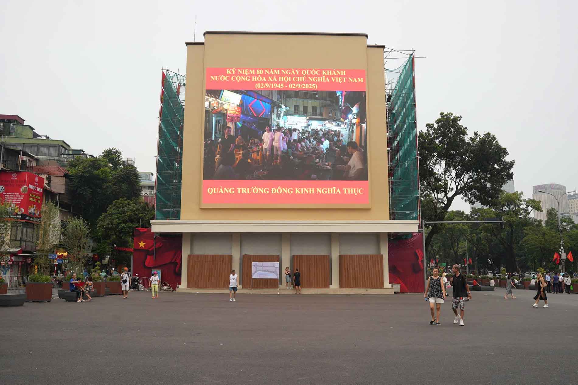 LED screen installed at Dong Kinh Nghia Thuc Square. Photo: Huu Chanh