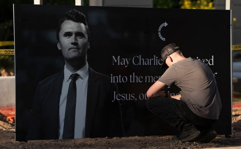 Arizona residents mourned founder Turning Point USA Charlie Kirk outside Turning Point USA headquarters on September 10, 2025 in Phoenix, Arizona (USA). Photo: AFP