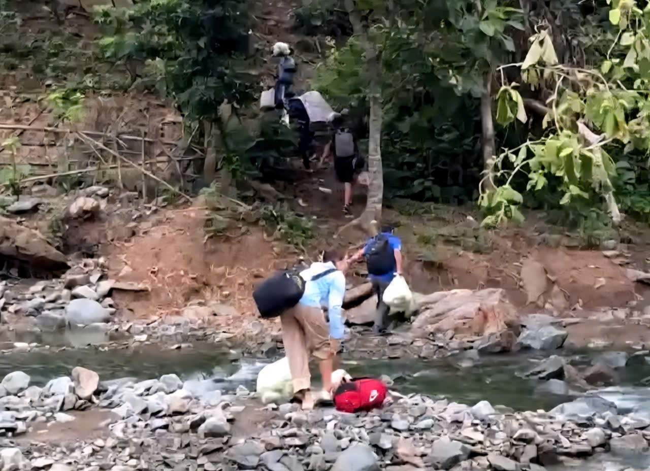 Cac thay co giao vac luong thuc, thuc pham qua suoi de tiep te cho hoc sinh Truong pho thong dan toc ban tru Tieu hoc va THCS Kim Bon. Anh: Nguyen Truong