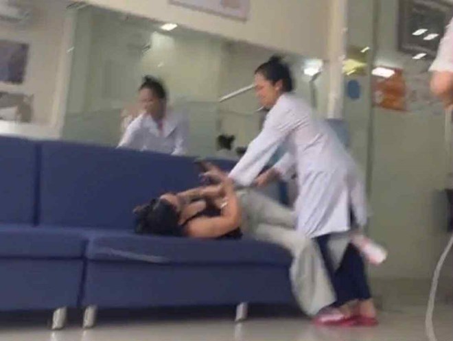 Doctor assaulted patient in clinic. Photo: Cut from a clip provided by the people