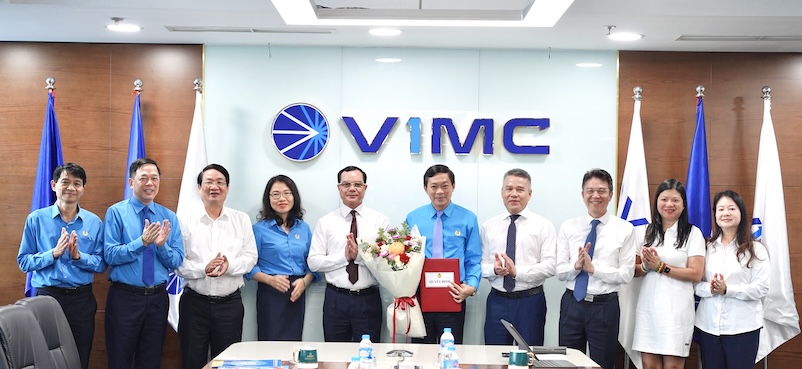 Lanh dao Tong LDLDVN, lanh dao VIMC, nguyen lanh dao Cong doan Tong Cong ty Hang hai Viet Nam chuc mung ong Mai Le Loi. Anh: Phan Linh