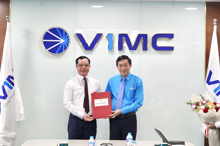 Nguyen Dinh Khang 베트남 노동총연맹 위원장(왼쪽)이 결정서를 수여했습니다. 결정서는 Mai Le Loi 씨를 2023~2028년 임기 제6기 베트남 해운 총공사 노동조합 위원장으로 임명했습니다. 사진: CD VIMC