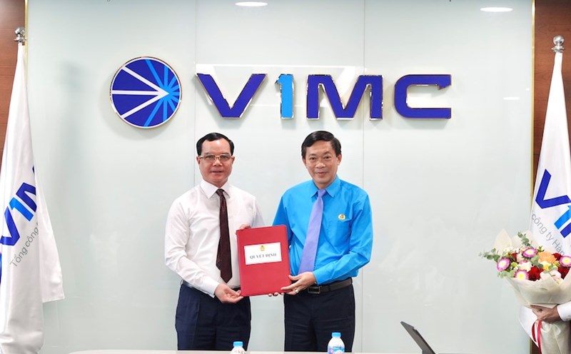 President of the Vietnam General Confederation of Labor Nguyen Dinh Khang (left) presented the Decision to appoint Mr. Mai Le Loi as Chairman of the Trade Union of Vietnam National Shipping Lines, term VI, 2023 - 2028. Photo: VIMC Trade Union