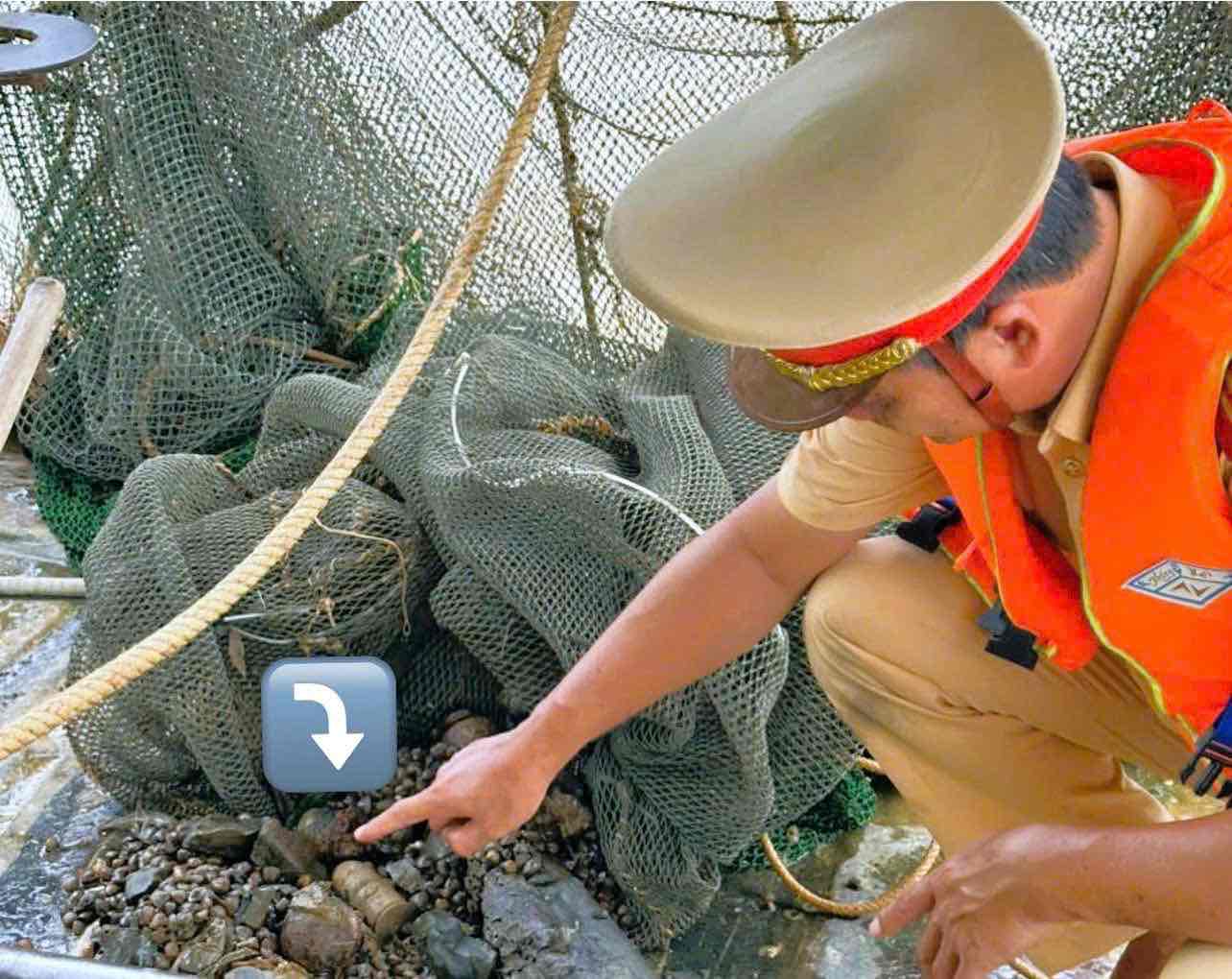 Fishermen discovered 3 metal objects suspected of bullets and bombs while pulling the net. Photo: Traffic Police Department of Dong Nai Province Police