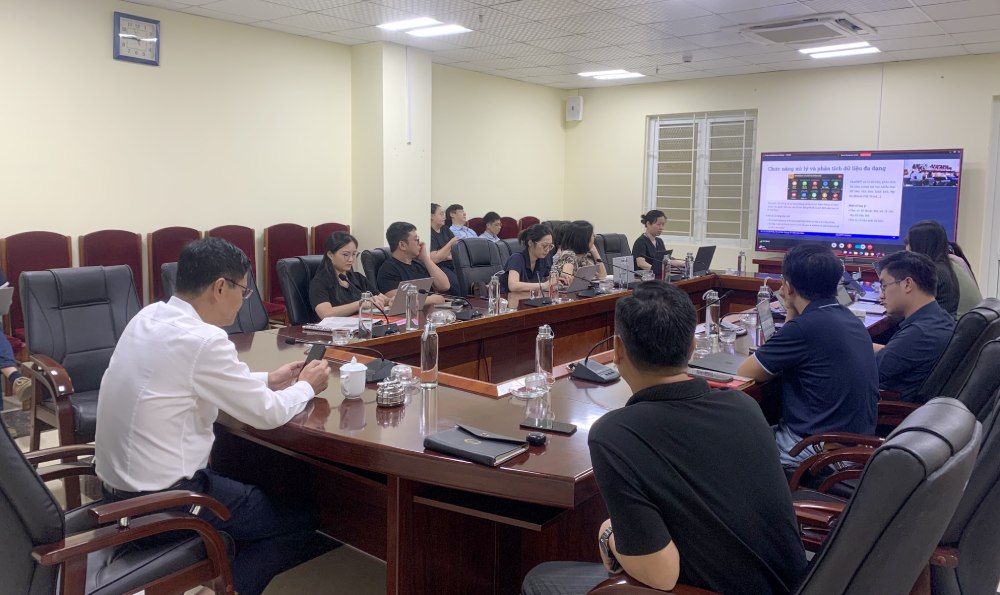 노동 신문 지점의 대표들이 인공 지능 응용에 대한 교육을 듣고 있습니다. 사진: Ai Van