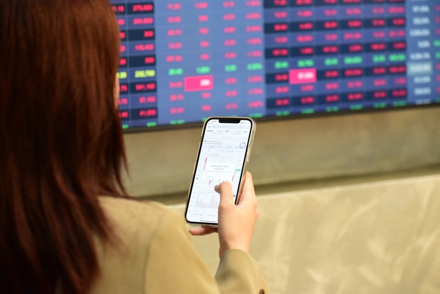 Les investisseurs sont avertis de limiter les flux de capitaux de marge face a la possibilite d'une forte correction des actions. Photo : Le Toan