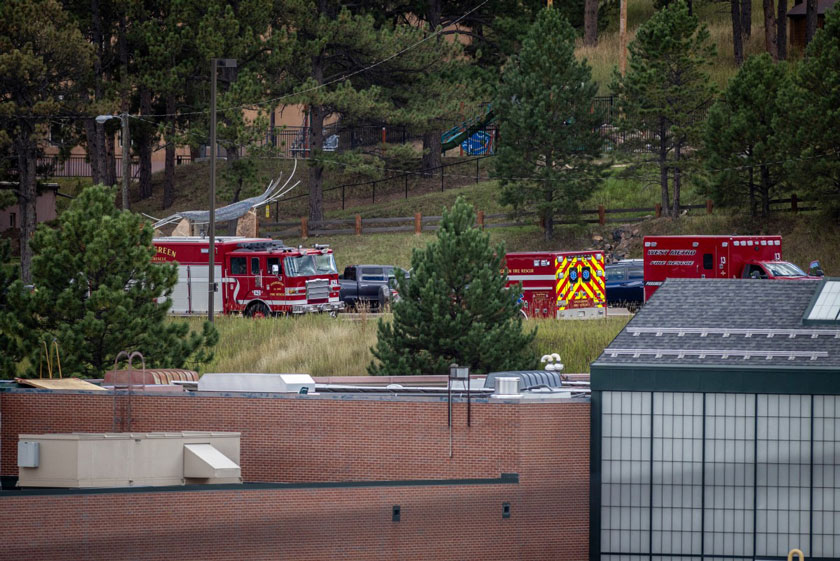 La policia y las fuerzas de respuesta de emergencia estan de guardia en la escuela secundaria Evergreen en Colorado (EE. UU.) donde ocurrio el tiroteo del 10 de septiembre de 2025. Foto: AFP