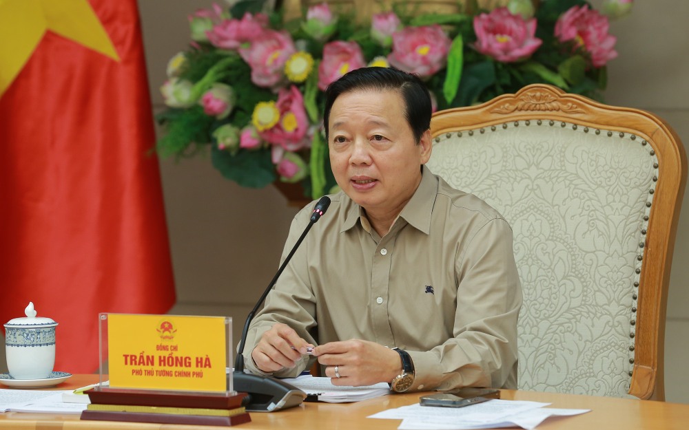 Deputy Prime Minister Tran Hong Ha directed solutions to overcome pollution and emphasized that Vietnamese people need to breathe clean air and live in a safe environment. Photo: VGP