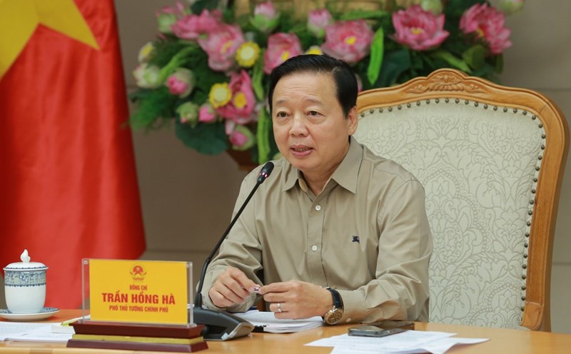 Deputy Prime Minister Tran Hong Ha directed solutions to overcome pollution and emphasized that Vietnamese people need to breathe clean air and live in a safe environment. Photo: VGP