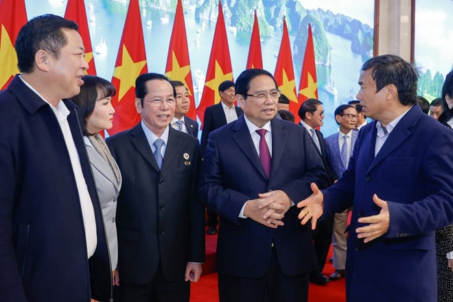 Le Premier ministre Pham Minh Chinh et les hommes d'affaires lors de la reunion permanente du gouvernement pour rencontrer les entreprises de fevrier 2025. Photo : Nhat Bac