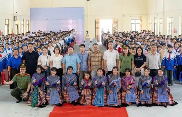 자선 단체는 Sin Cheng 코뮌 지도자 및 교사들과 함께 Si Ma Cai 코뮌 소수 민족 기숙 학교 학생들과 사진을 찍었습니다. 사진: Le Nam