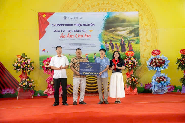 Ong Vu Ngoc Dinh - Chu tich Thanh Son Vu Group trao bieu trung cho Thay giao Luu Hoang Anh, Pho HT truong PT dan toc Noi tru Si Ma Cai. Anh: Le Nam
