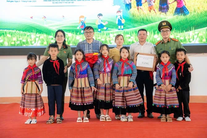 Thanh tra CATPHN trao qua dai dien cho cac em hoc sinh va thay co giao truong PTDTBT THCS Sin Cheng. Anh: Le Nam