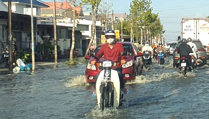 High tides caused many sections of National Highway 1A in Gia Rai Ward, Ca Mau Province to be heavily flooded. Photo: Nhat Ho