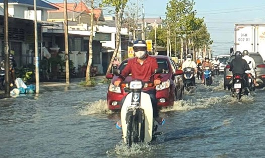 Triều cường dâng cao khiến nhiều đoạn Quốc lộ 1A khu vực phường Giá Rai, tỉnh Cà Mau ngập nặng. Ảnh: Nhật Hồ