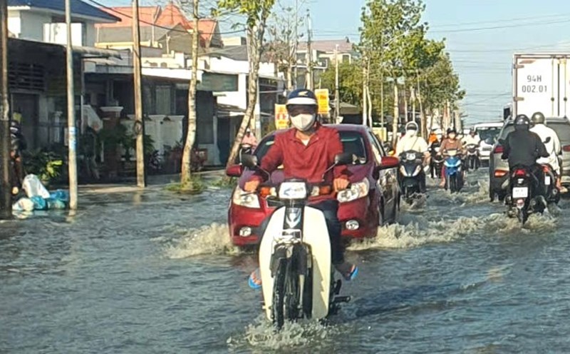 High tides caused many sections of National Highway 1A in Gia Rai Ward, Ca Mau Province to be heavily flooded. Photo: Nhat Ho