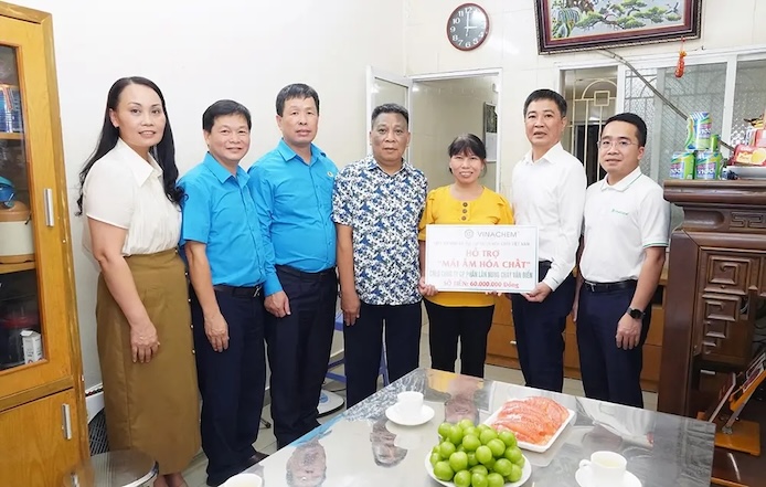 Tap doan Hoa chat Viet Nam phoi hop voi Cong doan Cong nghiep Hoa chat Viet Nam trao ho tro Mai am Hoa chat cho gia dinh chi Nguyen Thi Hong. Anh: CDHC