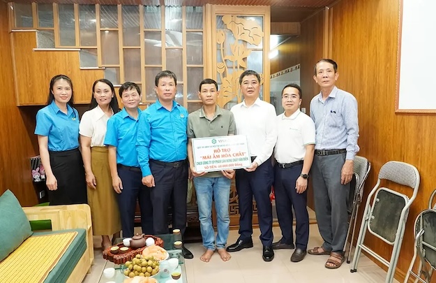 베트남 화학 그룹은 베트남 화학 산업 노동조합과 협력하여 Van Dien 용융 인산 비료 주식회사 노동자 Ha Viet Dang 씨 가족에게 화학 보금자리 지원금을 전달했습니다. 사진: CDHC