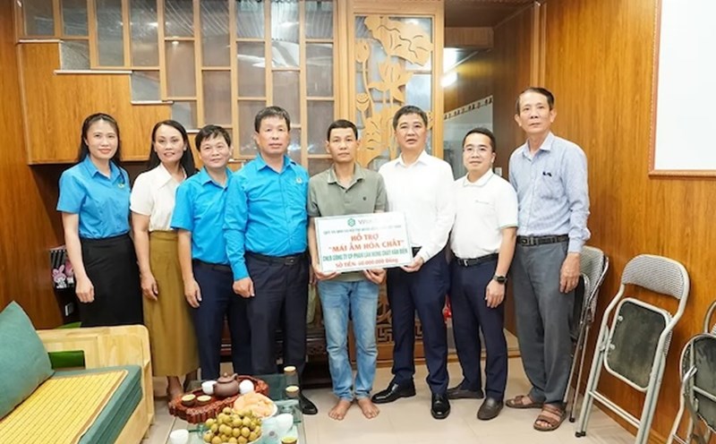 Vietnam Chemical Group in collaboration with the Vietnam Chemical Industry Trade Union presented a Chemical Shelter support to the family of Mr. Ha Viet Dang - a worker at Van Dien Nung flowing Concentration Joint Stock Company. Photo: CDHC