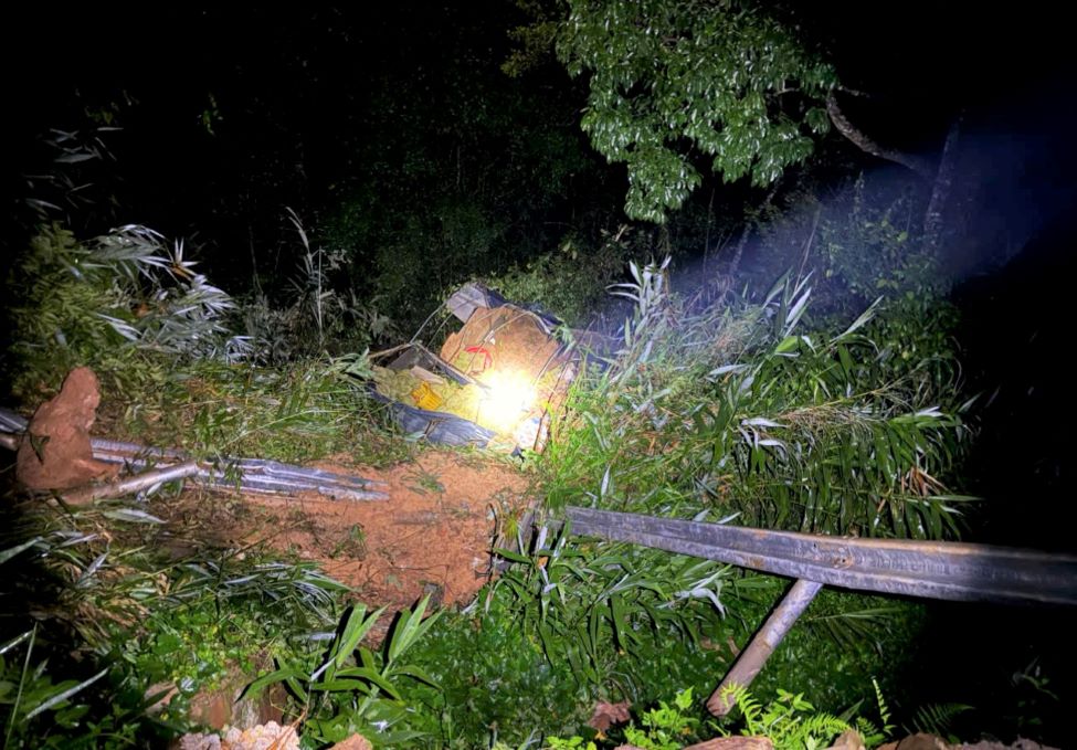 9月10日夜、B40峠で牡蠣を積んだトラックが転覆した現場。写真:Lam Hong