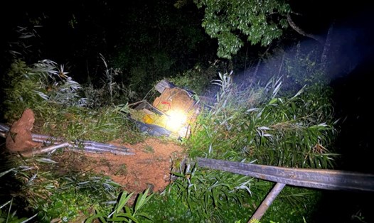 Hiện trường vụ lật xe tải chở sầu riêng trên đèo B40 vào tối 10.9. Ảnh: Lam Hồng
