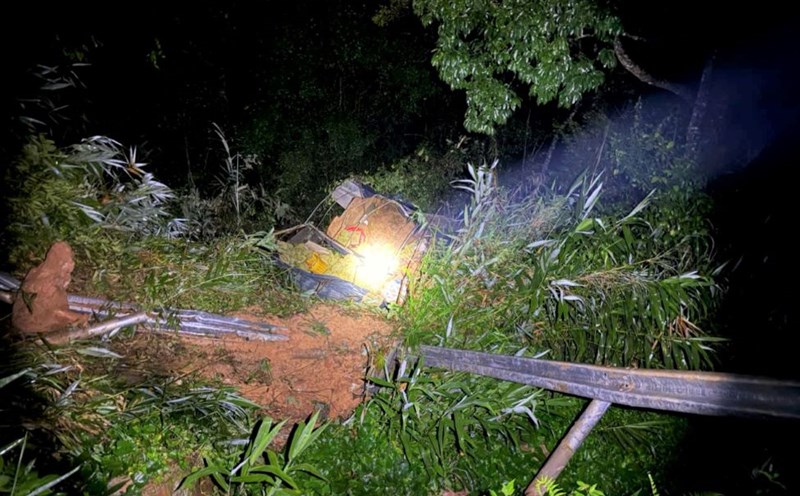 The scene of the overturning of a truck carrying durian on Pass B40 on the evening of September 10. Photo: Lam Hong