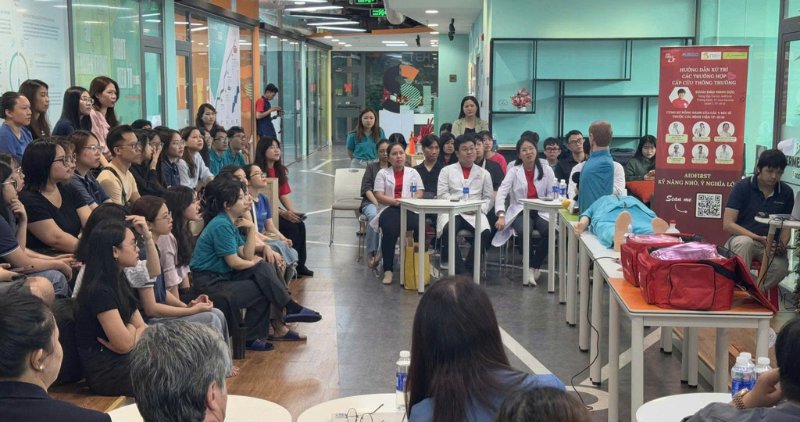 Hoc sinh thuc hanh so cap cuu duoi su huong dan cua doi ngu bac si, tao khong gian hoc tap soi noi va sinh dong. Anh: Nhan vat cung cap