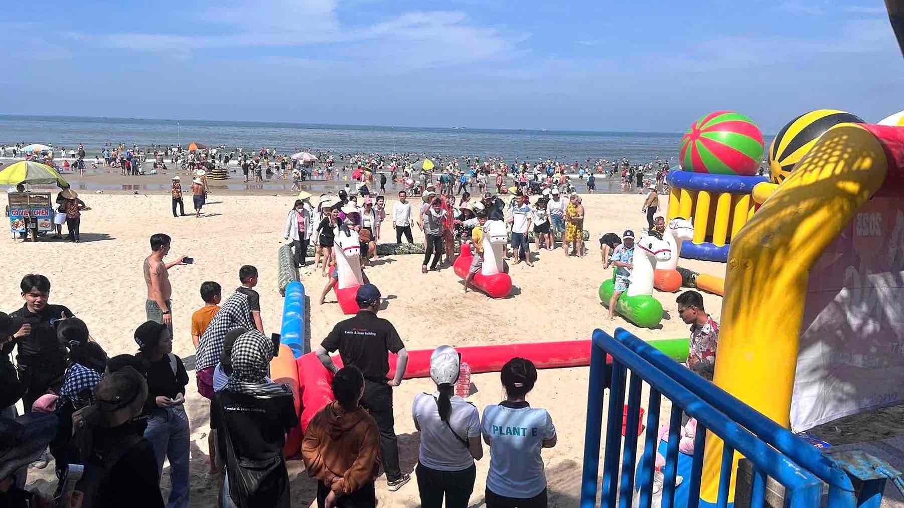 TKG 태광비나 주식회사 노동조합이 노동자들을 롱하이 해변으로 여행을 데려가고 있습니다. 사진: 태광비나 노동조합