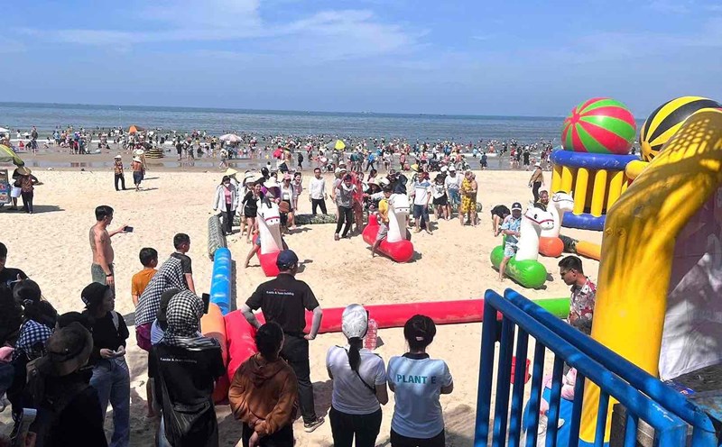 The Trade Union of TKG Taekwang Vina Joint Stock Company took workers on a sea tour of Long Hai. Photo: Taekwang Vina Trade Union
