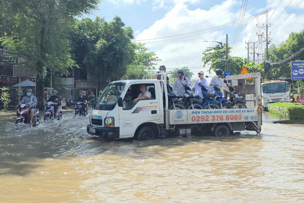 Quoc lo 91 la tuyen giao thong huyet mach ket noi TP Can Tho voi tinh An Giang, nhung hien da hu hong, xuong cap. Du an nang cap tuyen duong nay du da duoc phe duyet tu lau, nhung den nay van chua duoc khoi cong do gap nhieu vuong mac trong cong tac giai phong mat bang, boi thuong, ho tro va tai dinh cu.
