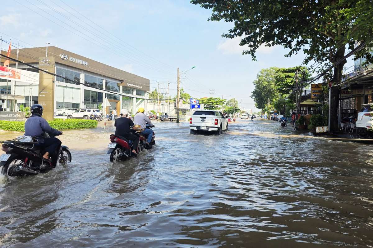 Ghi nhan nhung ngay qua, trieu cuong dang cao da gay ngap cuc bo nhieu tuyen duong o TP Can Tho, anh huong den viec luu thong, sinh hoat va kinh doanh cua nguoi dan.