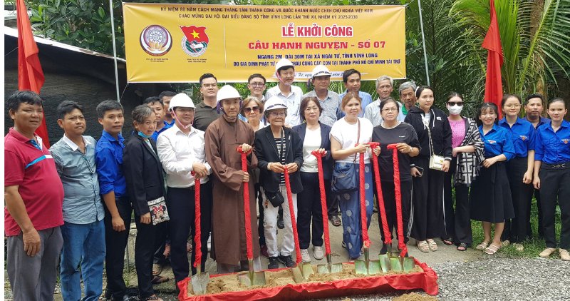 Leaders of Ngai Tu commune, representatives of the Youth Union and Hanh Nguyen Club performed the groundbreaking ceremony of Hanh Nguyen 07 bridge. Photo: Hoang Loc