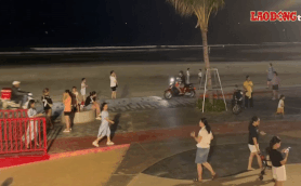 Motorbikes move in Vung Tau Park, a crowded pedestrian area. Photo: Thanh An