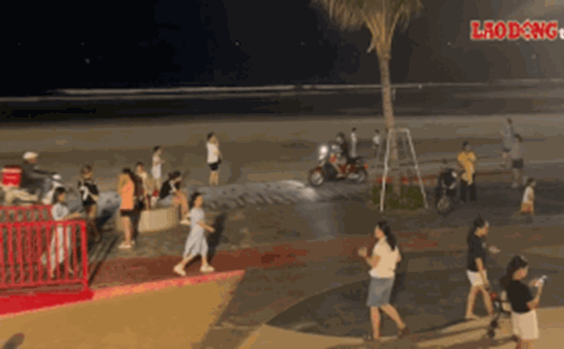 Motorbikes move in Vung Tau Park, a crowded pedestrian area. Photo: Thanh An