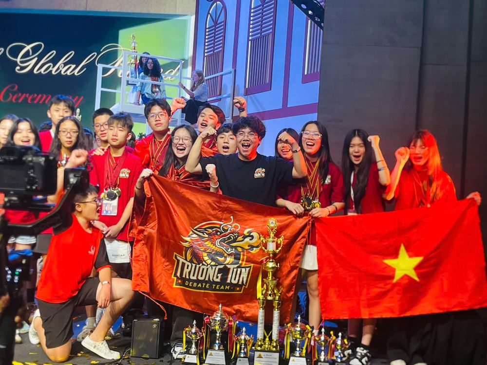 Thi sinh va huan luyen vien Viet Nam an mung tai san khau.